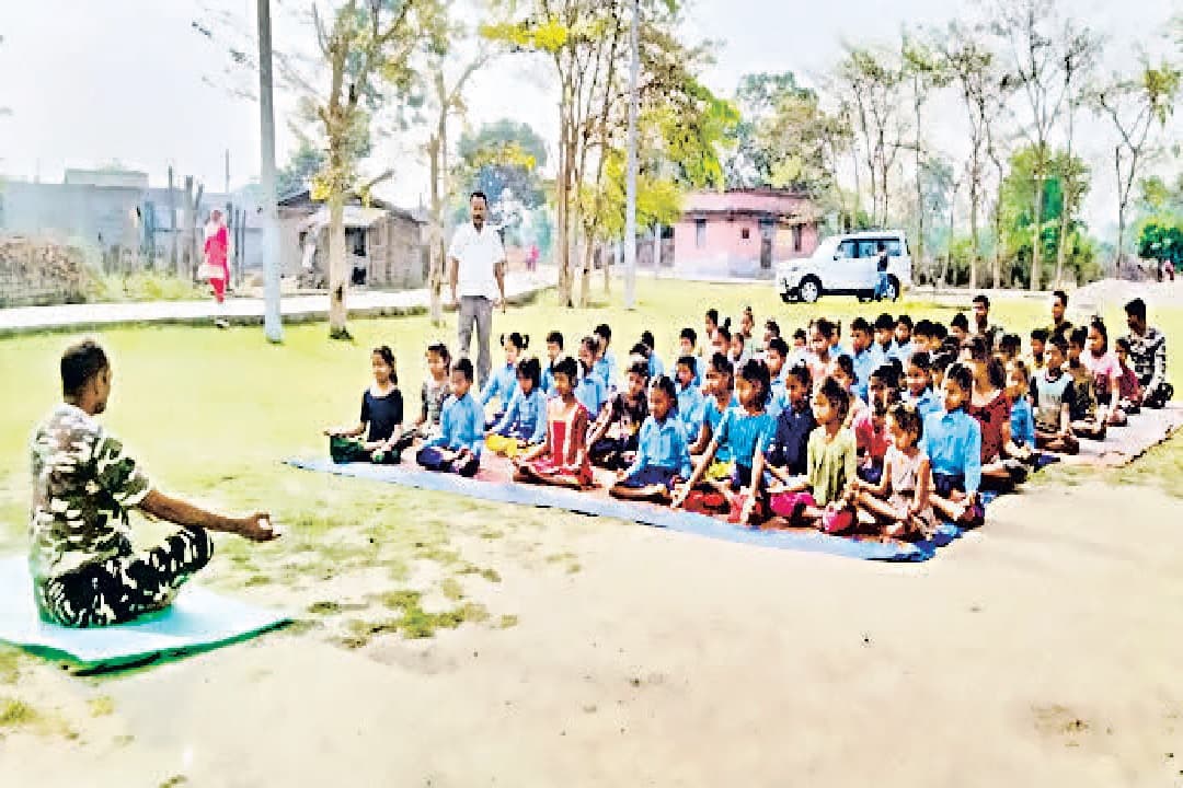 वाल्मीकिनगर में अमृत महोत्सव पर एसएसबी ने छात्र-छात्राओं को सिखाया योग, शिक्षकों ने भी लिया हिस्सा