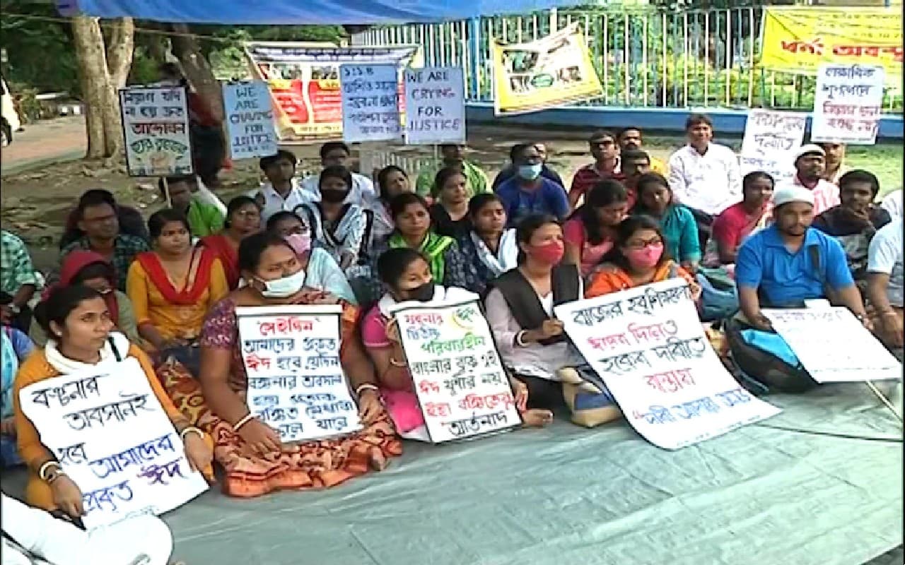 West Bengal: कार्निवल के लिए एसएससी अभ्यर्थियों को धरने से हटने का आदेश West Bengal: कार्निवल के लिए एसएससी अभ्यर्थियों को धरने से हटने का आदेश