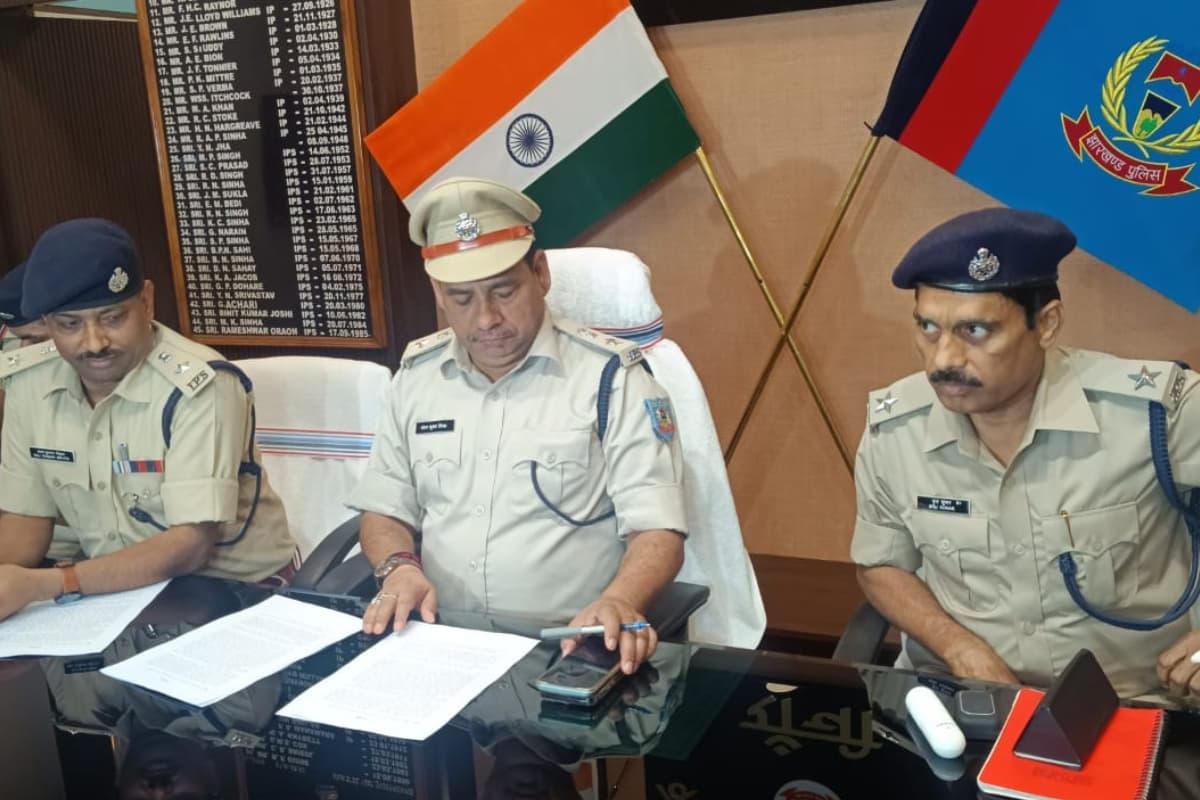 झारखंड: महेंद्र सिंह धौनी के नाम पर झांसा देकर डेढ़ साल के बच्चे को अगवा कर 1.20 लाख में बेचा, आठ अरेस्ट