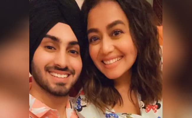 क्या नेहा कक्कड़ ने रोहनप्रीत से कर लिया रोका? सोशल मीडिया पर वायरल हो रही ये तसवीर