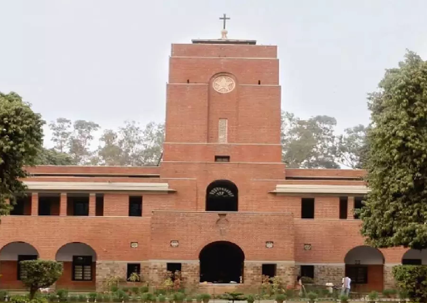 दिल्ली में सेंट स्टीफन कॉलेज के 13 छात्र कोरोना संक्रमित, कॉलेज प्रशासन ने किया बड़ा फैसला