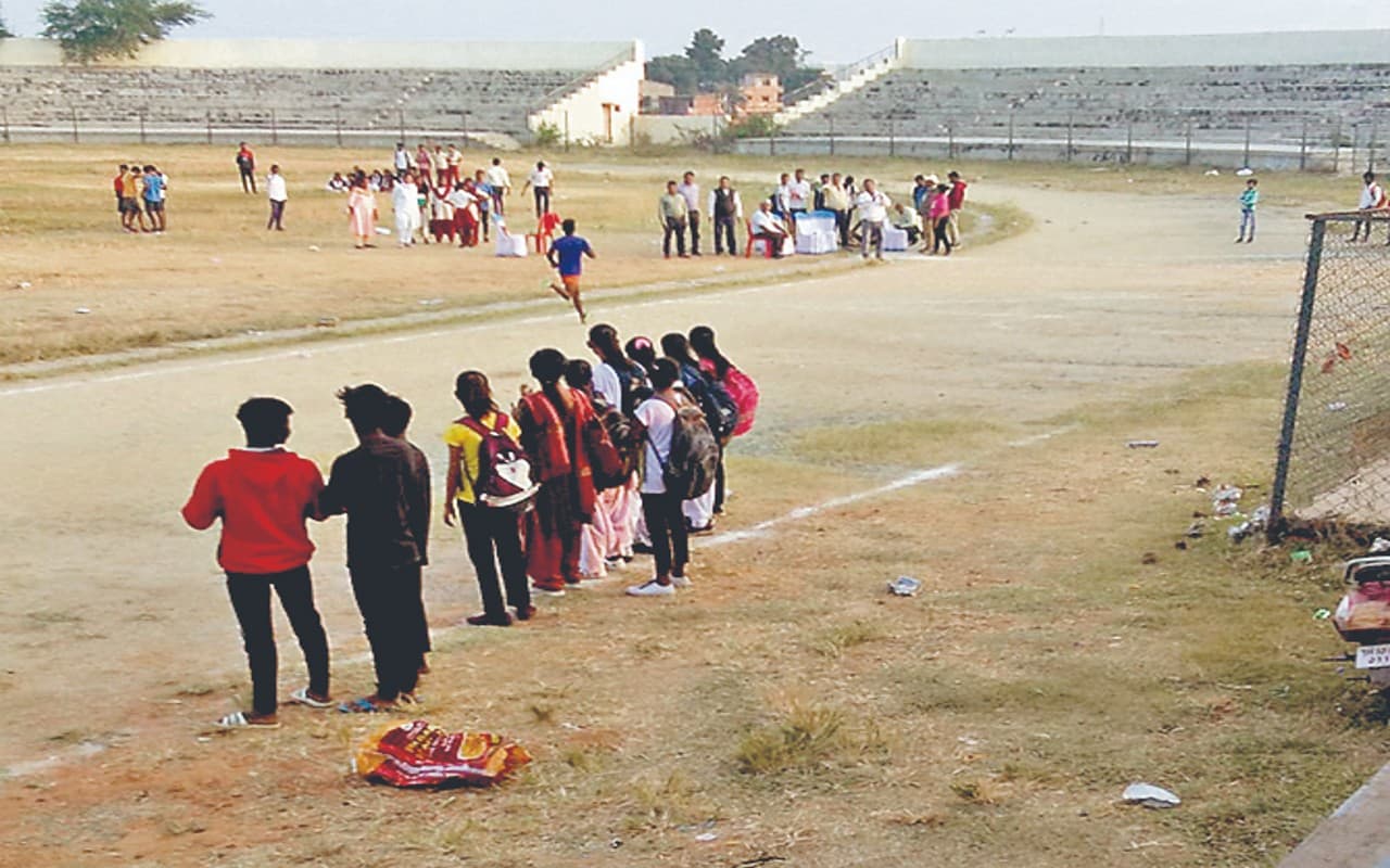 धनबाद में दो विभागों की खींच-तान की वजह से अब तक अधूरा है मेगा स्पोर्ट्स कॉम्प्लेक्स, जानें क्या है माजरा