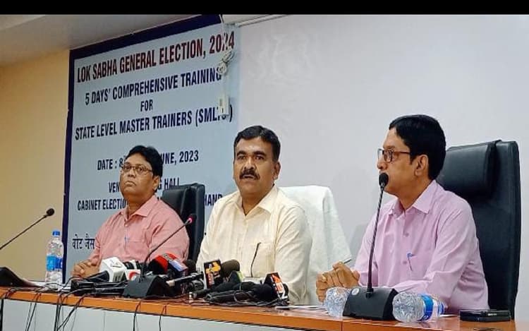 मतदाता सूची पुनरीक्षण: लोकसभा व विधानसभा चुनाव को लेकर ECI की तैयारी शुरू, 18-19 साल के युवाओं पर खास जोर