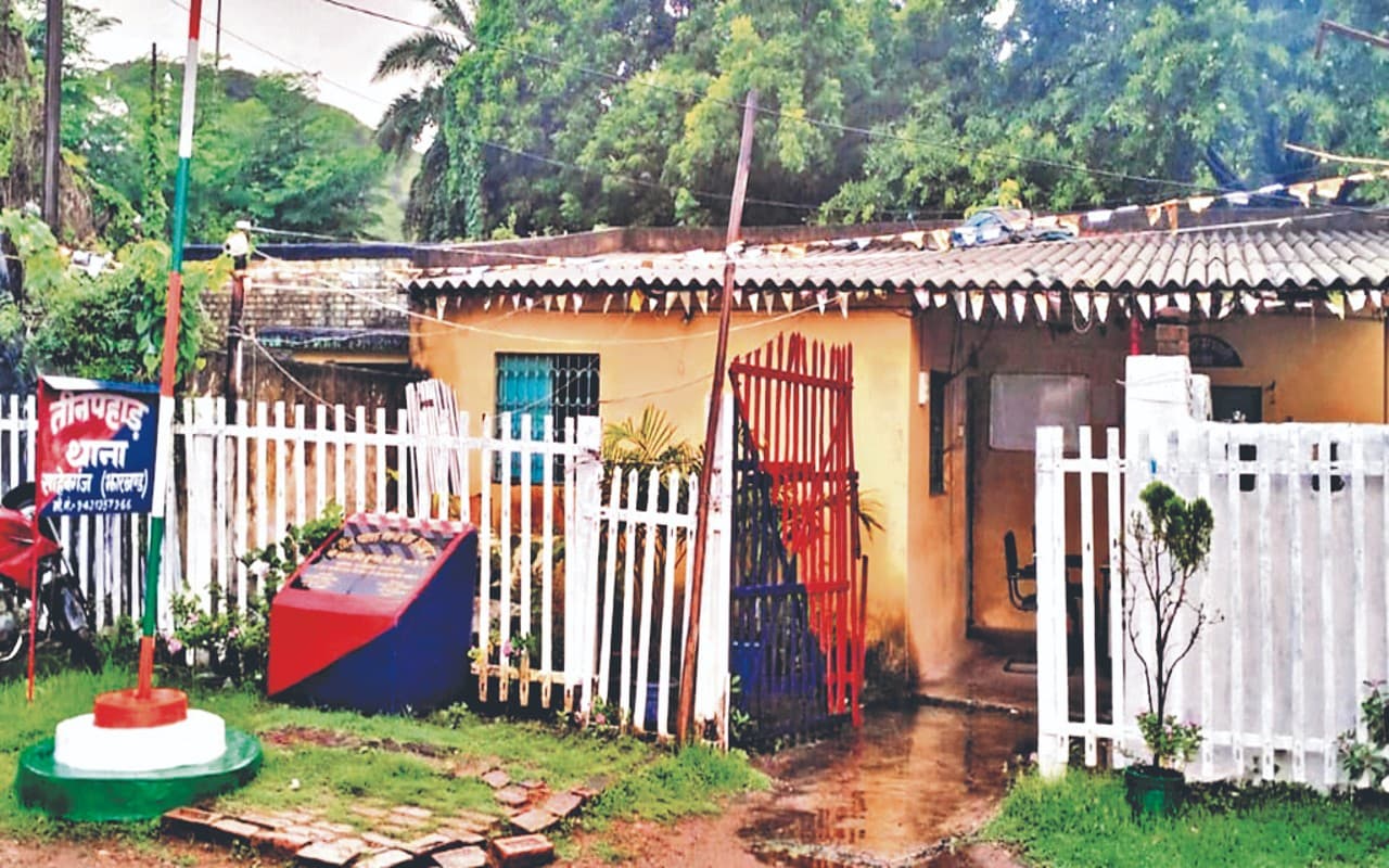 साहिबगंज स्टेशन परिसर के खाली पड़े क्वार्टर में चल रहा तीनपहाड़ थाना, बुनियादी सुविधाओं का है घोर अभाव