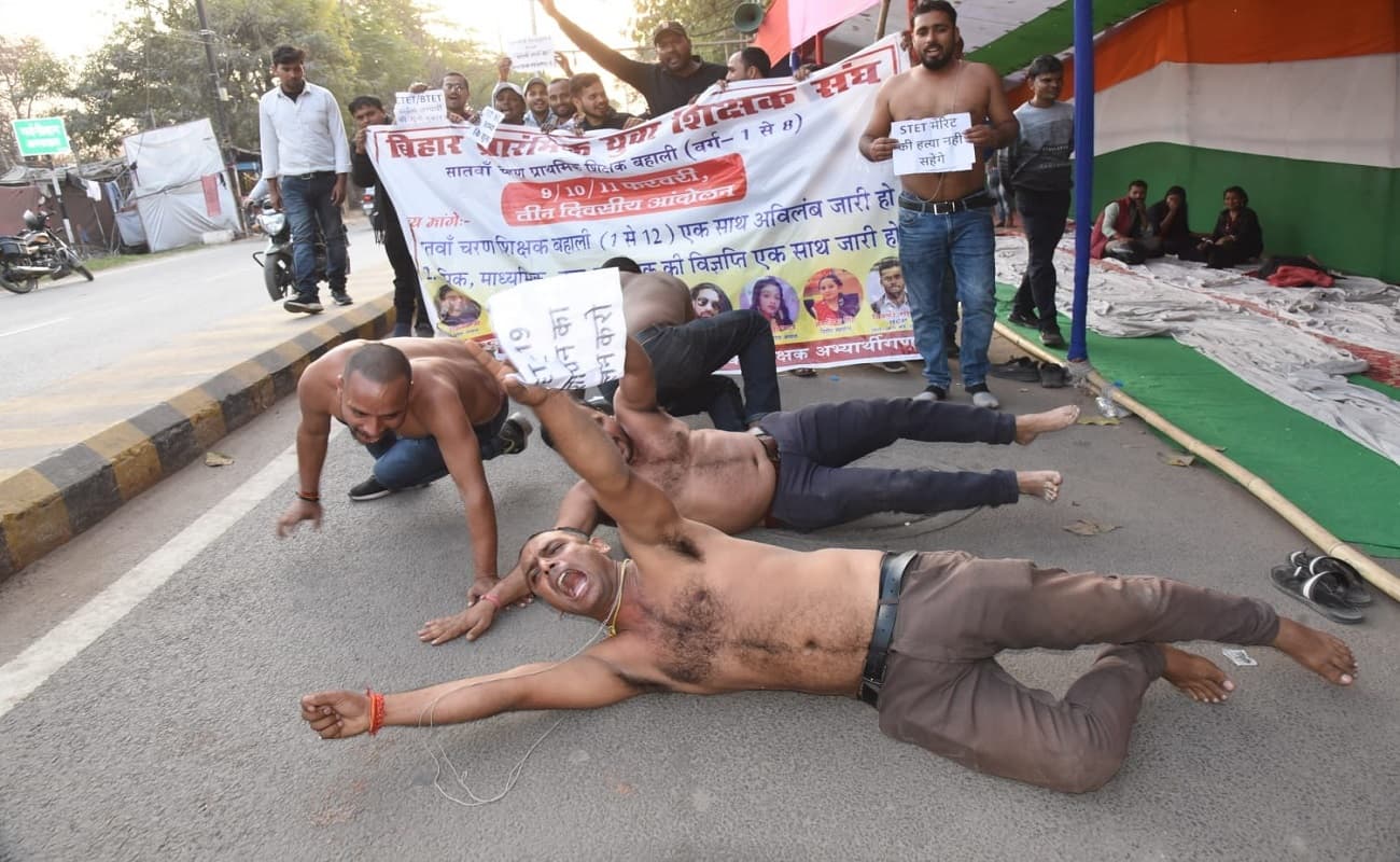 बिहार के शिक्षक अभ्यर्थियों ने बजट सत्र नहीं चलने देने की दी चेतावनी, पटना में सड़क पर लेटकर किया प्रदर्शन