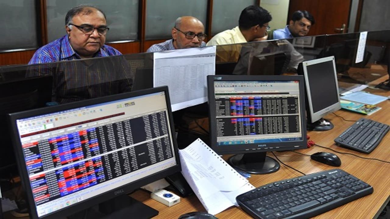 Stock Market: तेजी के साथ शुरू हुआ बाजार फिर पड़ा सुस्त, सेंसेक्स 440 अंक टूटा, निफ्टी 118 अंक गिरकर बंद