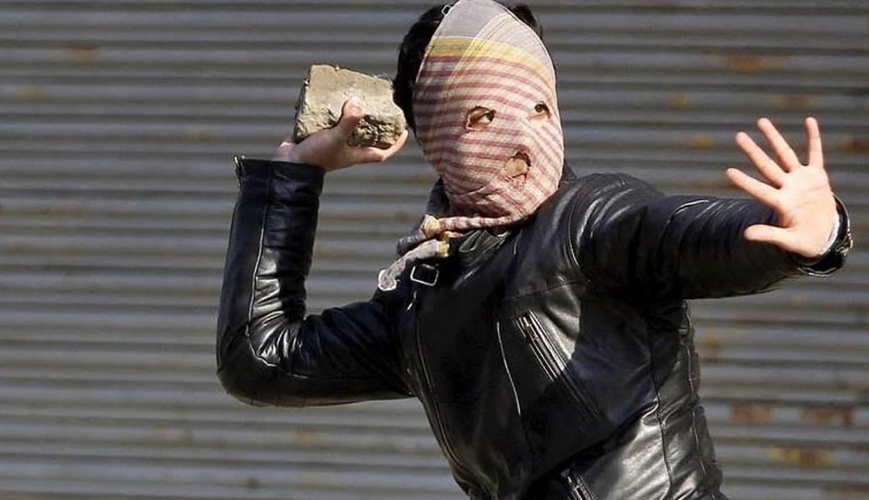 जम्मू-कश्मीर : नौगाम में आतंकियों से मुठभेड़ के बाद पुलिस ने पत्थरबाजों को किया गिरफ्तार, तीन आतंकी ढेर