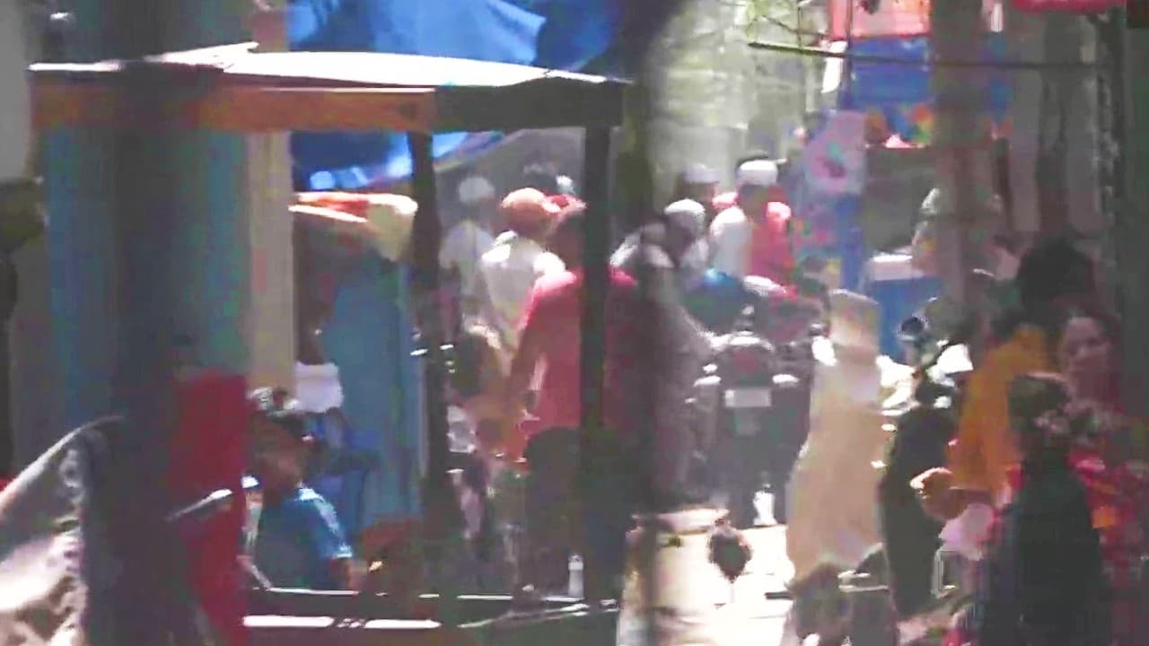 जहांगीरपुरी में गोली चलाने वाले व्यक्ति के परिवार ने पुलिस की टीम पर किया पथराव, एक गिरफ्तार