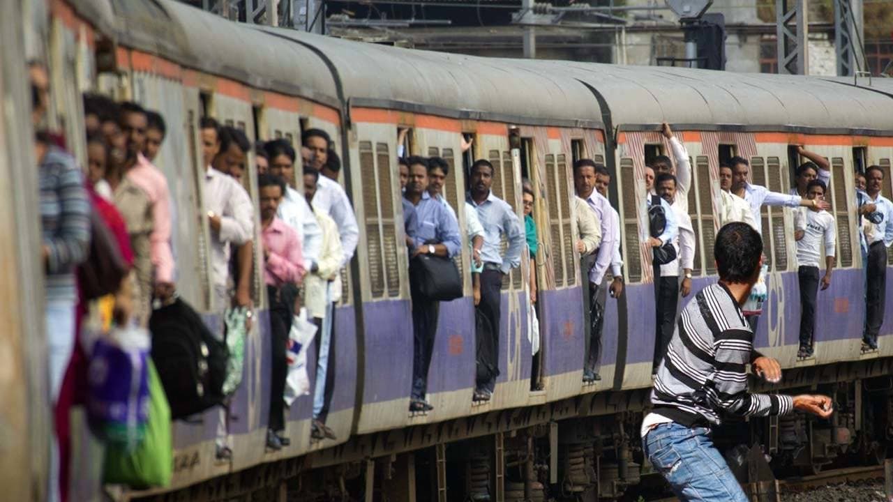 चलती ट्रेनों पर पथराव करने वालों की अब खैर नहीं, पत्थरबाजों पर पैनी नजर रखेगी तीसरी आंख