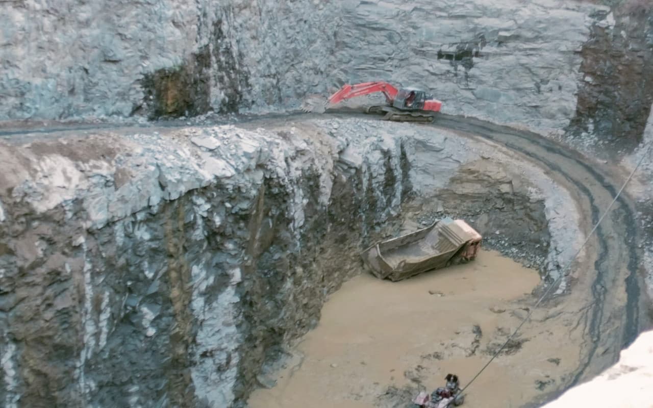 झारखंड के इस पत्थर खदान में हाइवा गिरने से ड्राइवर की मौत, सुरक्षा नियमों की अनदेखी पर उठे सवाल