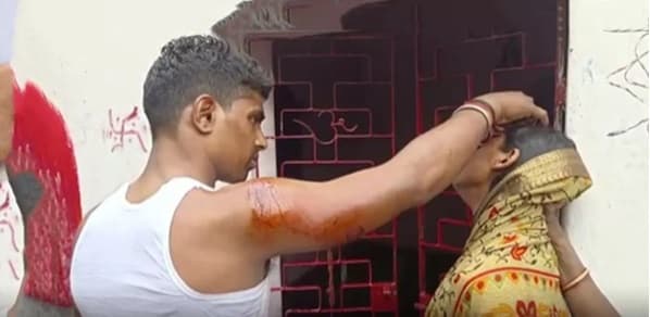 दो बच्‍चों की मां को हुआ तीन बच्‍चों के पिता से इश्‍क, गांववालों ने पकड़ा तो मुखिया जी ने करा दी शादी