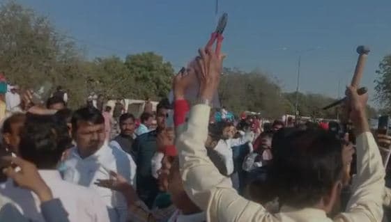 UP Chunav: एसडीएम पर लखनऊ में बने स्ट्रांग रूम का ताला तोड़ने का सपाइयों ने लगाया आरोप, हंगामा हुआ तेज UP Chunav: एसडीएम पर लखनऊ में बने स्ट्रांग रूम का ताला तोड़ने का सपाइयों ने लगाया आरोप, हंगामा हुआ तेज