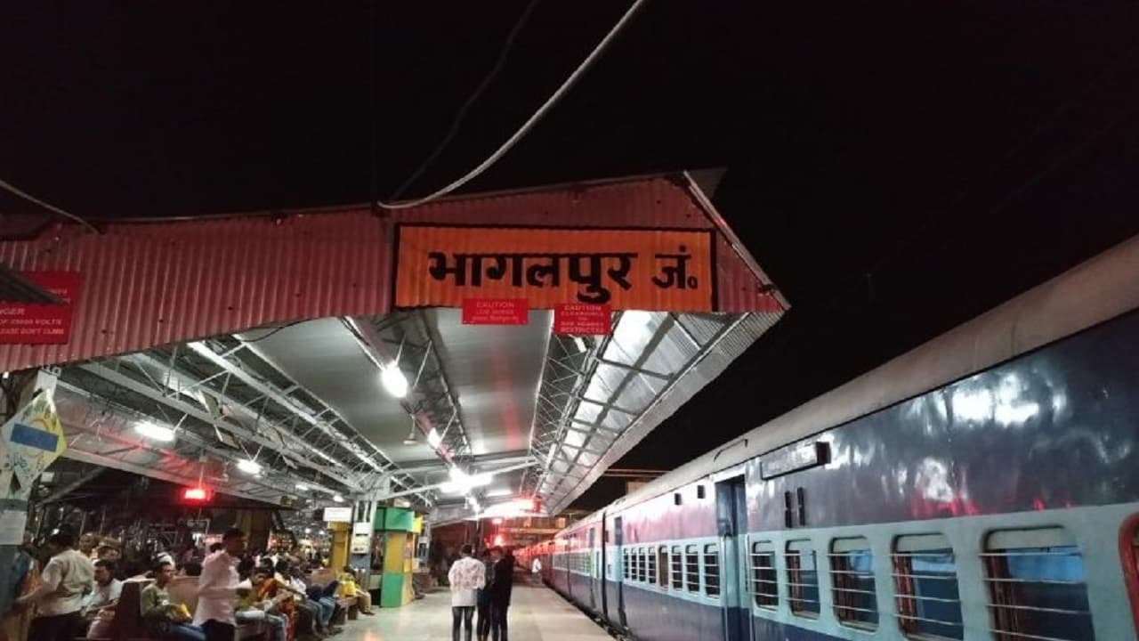 भागलपुरः स्टेशनों से रिजर्वेशन चार्ट का सिस्टम खत्म, शत-प्रतिशत कन्फर्म का मैसेज मोबाइल पर