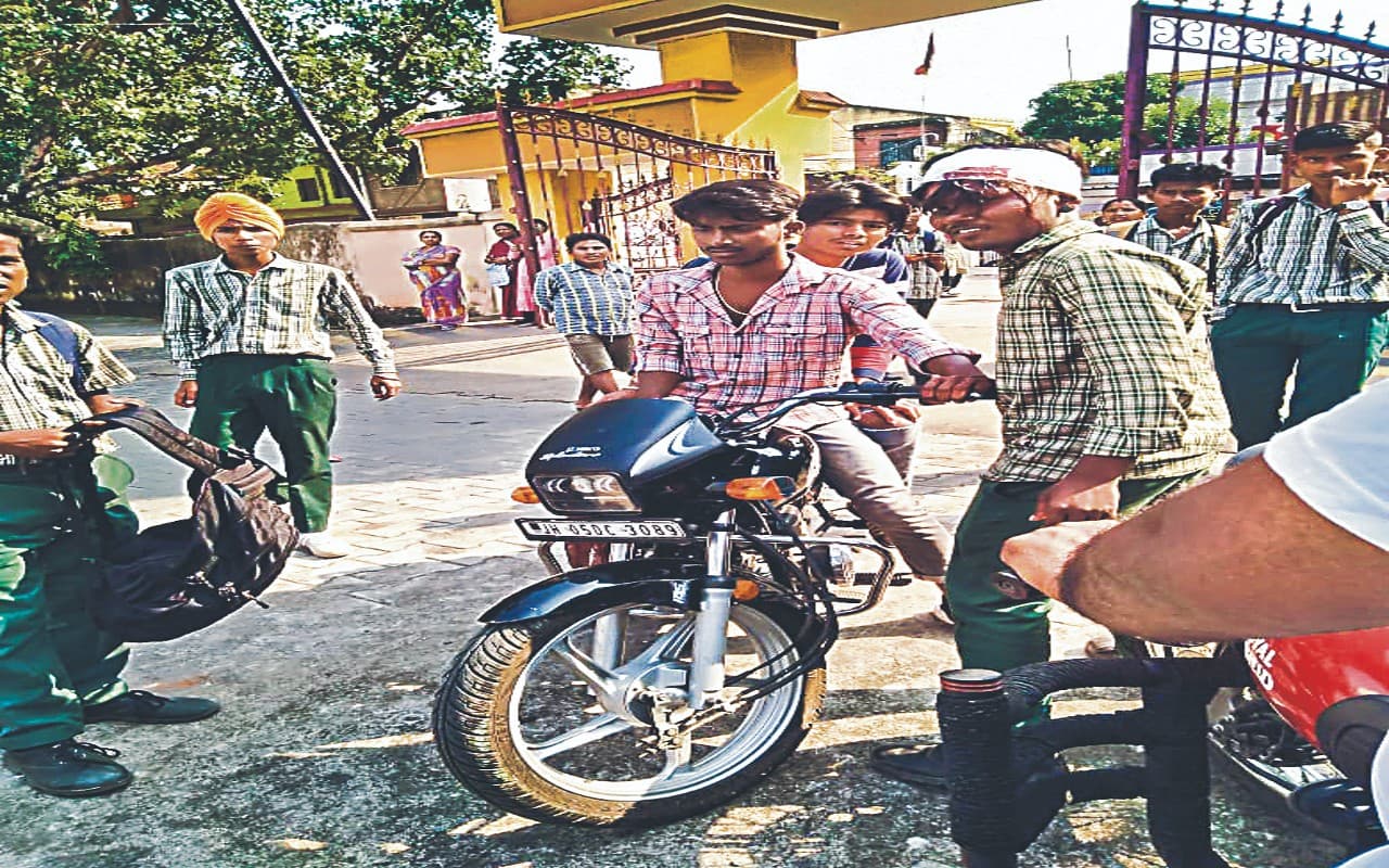 जमशेदपुर में परीक्षा देने आयी छात्राओं के बीच मारपीट, छात्र ने छात्रा को जड़ा तमाचा