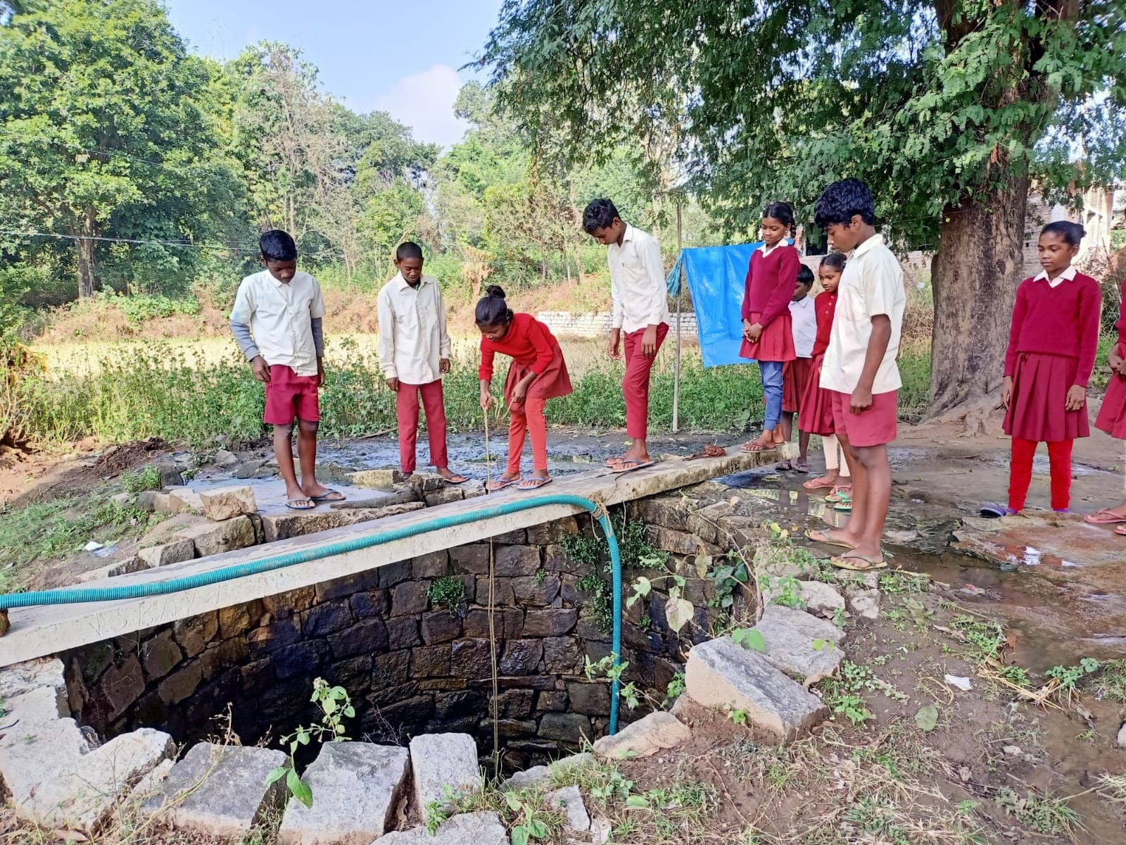 Jharkhand News: झारखंड के इस सरकारी स्कूल के छात्र जान जोखिम में डालकर क्यों कुएं से पानी निकालने पर हैं मजबूर