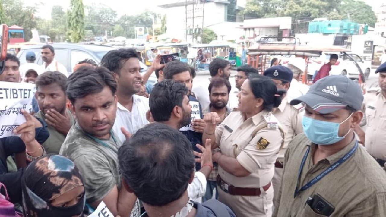 JDU कार्यालय का घेराव करने पहुंचे BTET अभ्यर्थियों को पुलिस ने खदेड़ा, 40 दिनों से कर रहे हैं प्रदर्शन