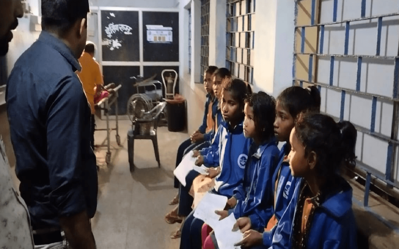 झारखंड : बेतला आदिम जनजाति विद्यालय की 30 छात्राएं बीमार, करीब 12 की हालत नाजुक