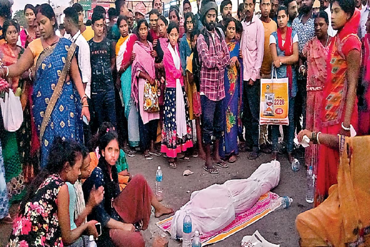 शिक्षकों की मार से आहत जहर पीनेवाली छात्रा की रिम्स में मौत, शव के साथ लोगों ने किया सड़क जाम