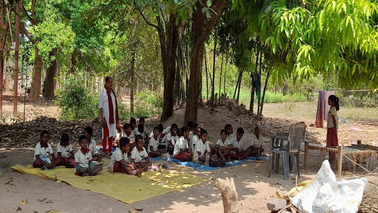 झारखंड में आम के पेड़ के नीचे क्यों पढ़ रहे सरकारी स्कूल के बच्चे, तेज धूप होने पर बैरंग लौट जाते हैं घर
