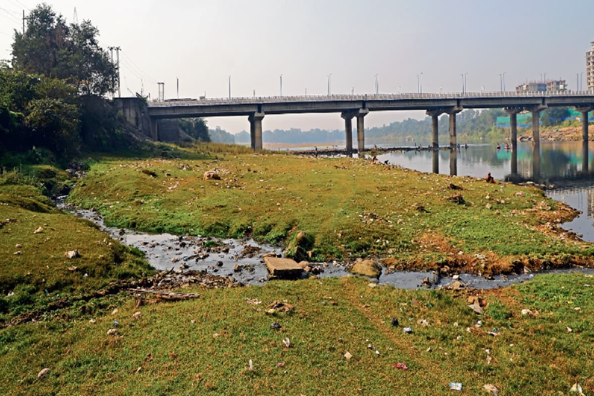 नाले में तब्दील होने लगी है सुवर्णरेखा और खरकई नदी, पानी की सफाई करना भी हुआ मुश्किल