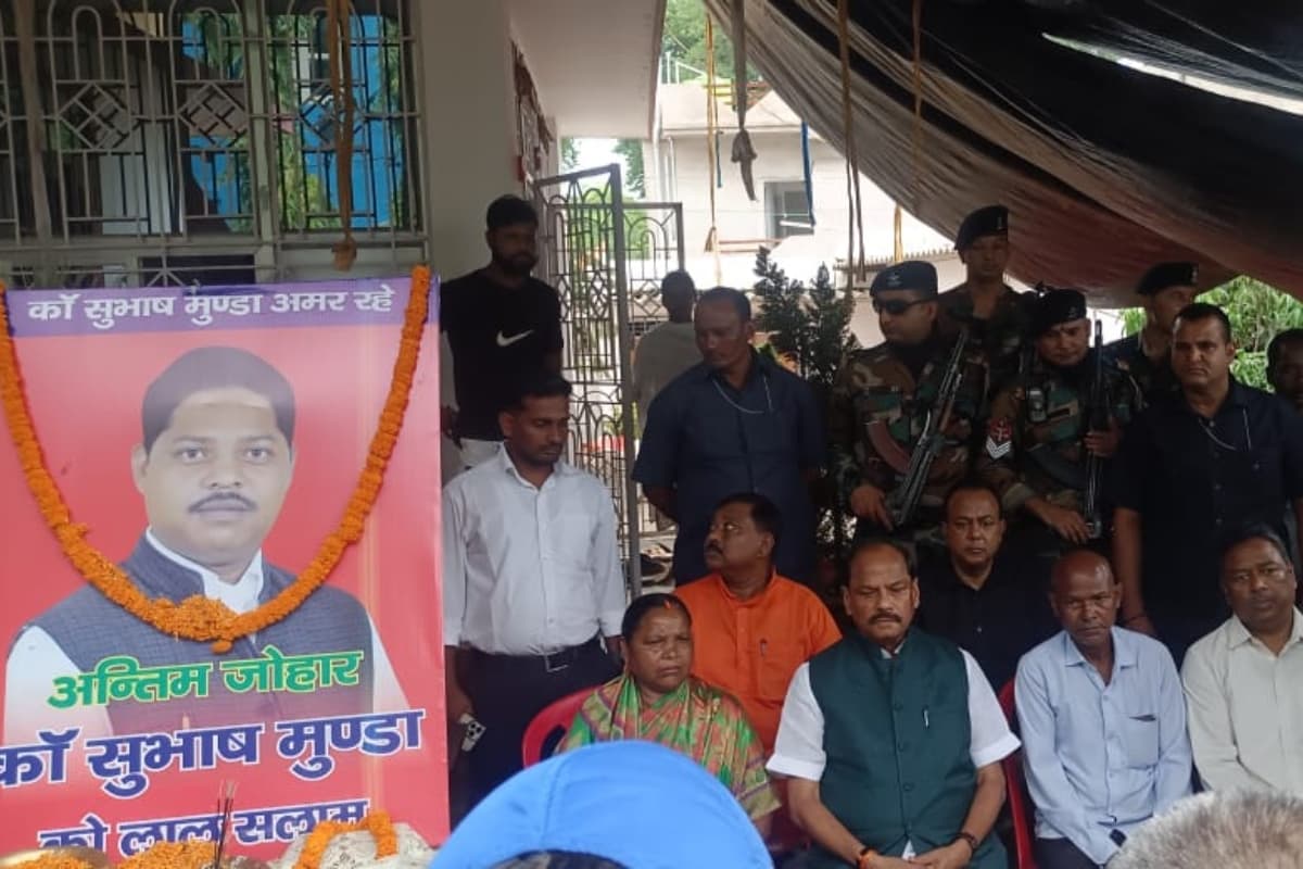 दिवंगत सुभाष मुंडा के परिजनों से मिले पूर्व सीएम रघुवर दास, हेमंत सरकार पर साधा निशाना, बोले-सीबीआई जांच हो