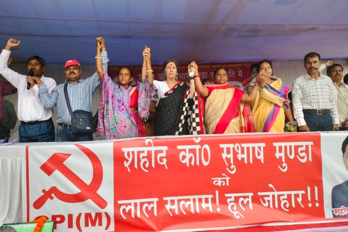 श्रद्धांजलि सभा: सुभाष मुंडा की प्रतिमा का अनावरण कर बोलीं CPM नेता वृंदा करात, हत्याकांड की जल्द सुलझे गुत्थी