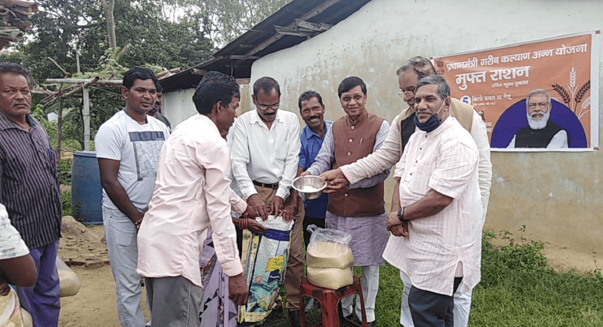 बीजेपी सांसद सुदर्शन भगत ने किया मुफ्त राशन वितरण, धोती-साड़ी योजना पर कसा ये तंज