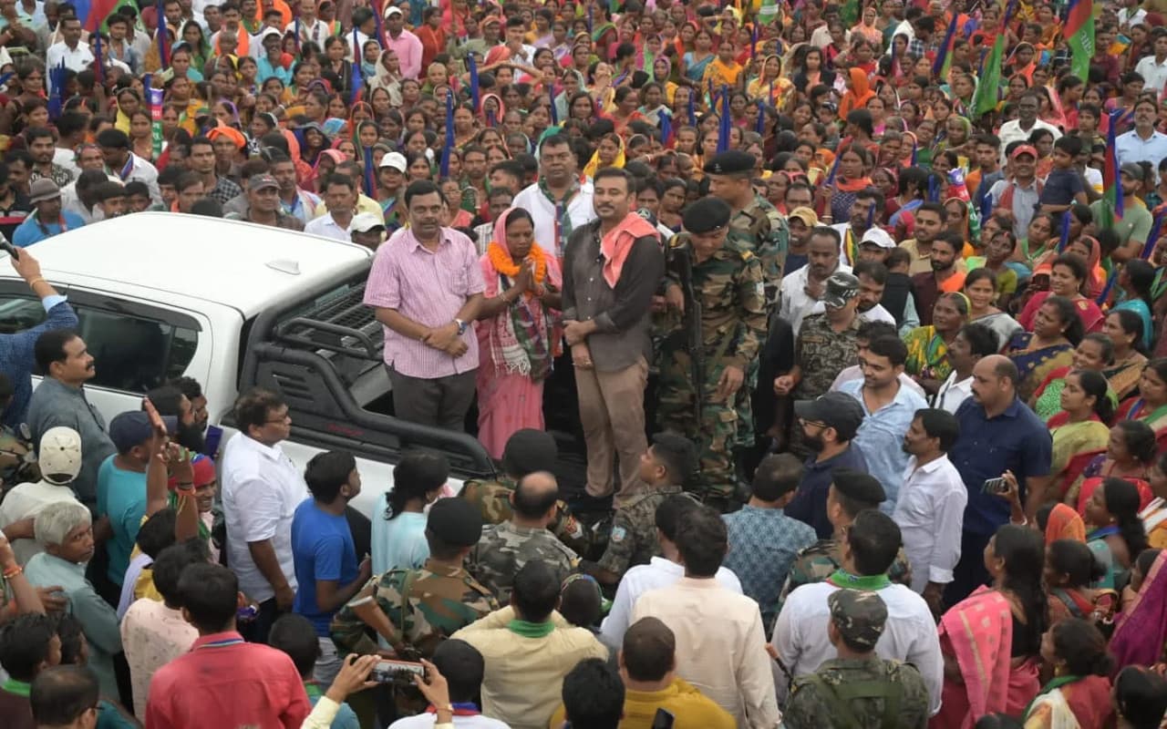 डुमरी उपचुनाव : प्रचार के अंतिम दिन पदयात्रा में शामिल हुए सुदेश महतो, यशोदा देवी के पक्ष में की वोट की अपील