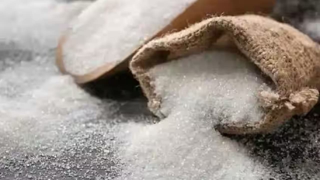 Sugar Price Hike: त्योहारी सीजन में कड़वी हो गयी चीनी, कीतम 6 साल के उच्चतम स्तर पर पहुंचा