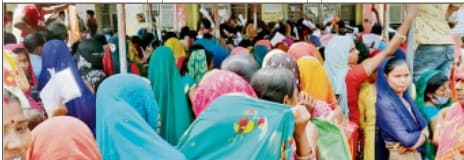 बिहार में बढ़ते कोरोना संक्रमण के बीच RTPS काउंटर पर लोगों की भारी भीड़, गाइडलाइन मानने को लोग तैयार नहीं