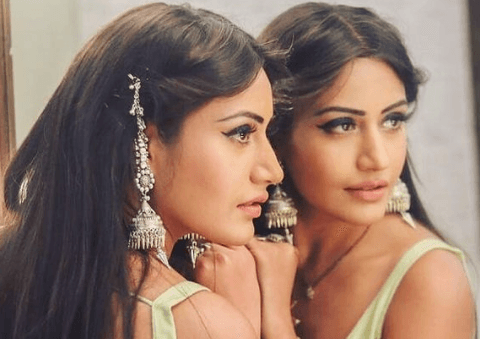 शीशे के सामने खुद को निहारती दिखीं सुरभि चंदना, नागिन एक्ट्रेस की इस अदा पर फैंस फिदा