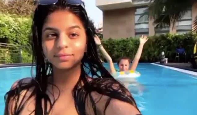 VIDEO : भीगे बालों में बेहद ग्लैमरस दिखीं सुहाना खान, स्टारकिड का पूल साइड लुक वायरल