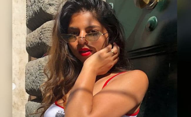 शाहरुख खान की बेटी सुहाना व्‍हाइट क्रॉप टॉप में दिखीं बेहद ग्‍लैमरस, सोशल मीडिया पर वायरल हुई ये PHOTOS