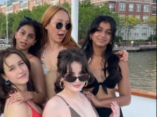 शाहरुख खान की बेटी सुहाना ने शेयर की बेहद ग्लैमरस तसवीर, शीशे के सामने खुद को निहारती दिखीं स्टारकिड