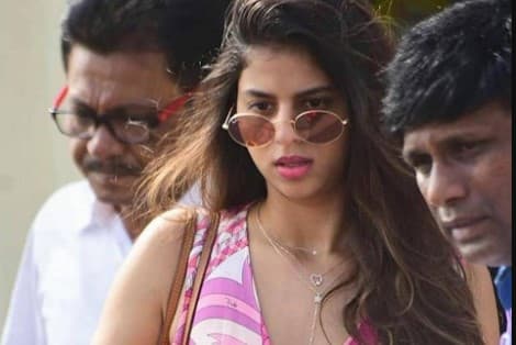 PHOTOS : सुहाना खान पिंक बॉडीकॉन ड्रेस में दिखीं बेहद खूबसूरत, अबराम संग मार्केट में हुईं स्पॉट