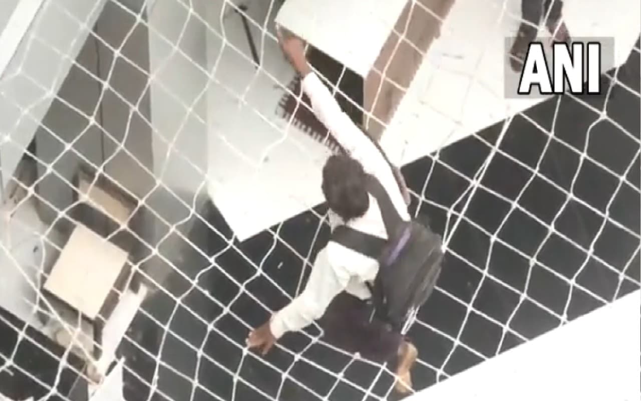 मुंबई में सरकारी इमारत की छठी मंजिल से कूदा युवक, इस कारण बच गई जान, देखिए वीडियो