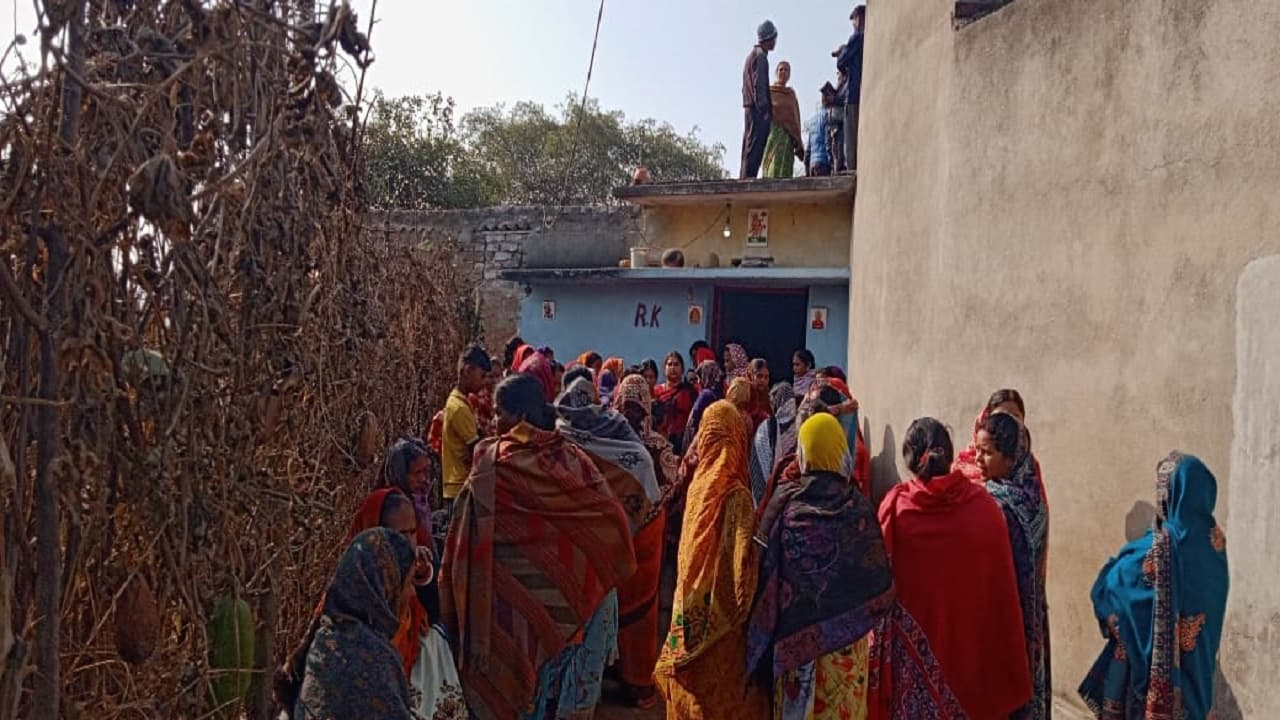 Jharkhand News: झारखंड में मां-बेटी ने गले में फंदा लगाकर की खुदकुशी, पसरा मातम, जांच में जुटी पुलिस Jharkhand News: झारखंड में मां-बेटी ने गले में फंदा लगाकर की खुदकुशी, पसरा मातम, जांच में जुटी पुलिस