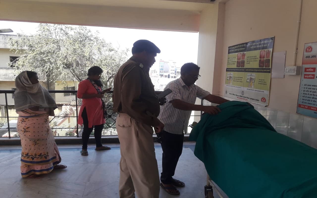 झारखंड : हवलदार की बिटिया ने फांसी लगाकर की खुदकुशी, परिजनों ने नहीं कराया पोस्टमार्टम