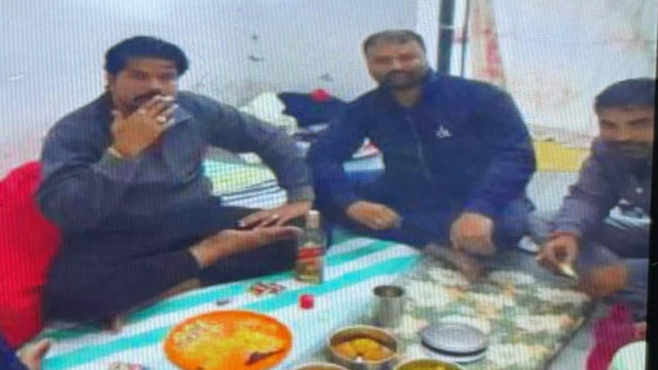 गैंगस्टर सुजीत सिन्हा की गुमला जेल में है खूब मौज, पार्टी मनाने का फोटो वायरल होने पर प्रशासन ने की जांच