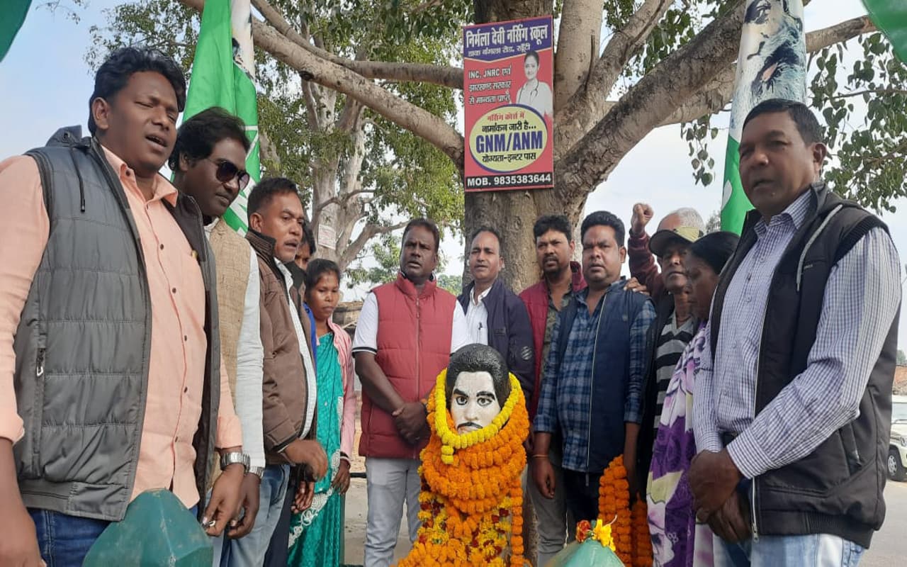 पश्चिमी सिंहभूम में शहीद मछुआ गगराई का शहादत दिवस मना, विधायक सुखराम बोले-शहीद के परिवार को मिलेगी सहायता