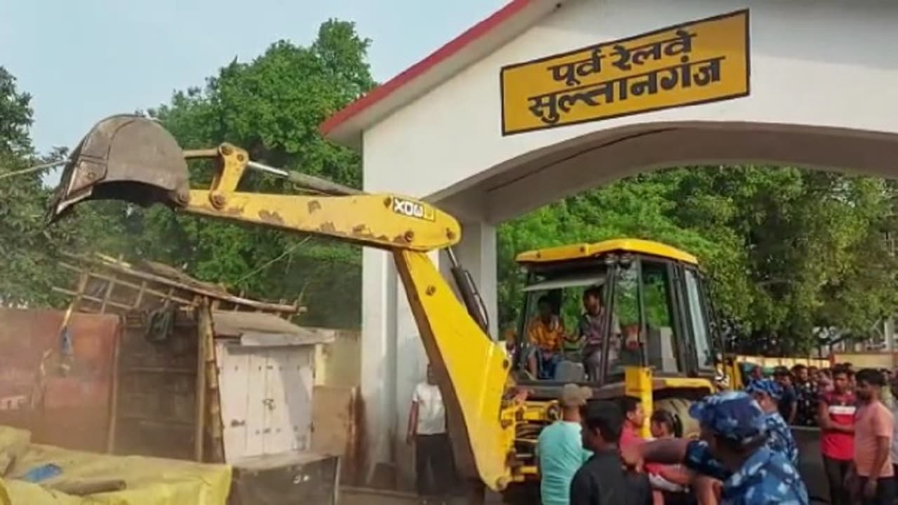 Bihar News: श्रावणी मेले की तैयारी में जुटा प्रशासन, सुल्तानगंज में विरोध के बीच हटाया गया अतिक्रमण
