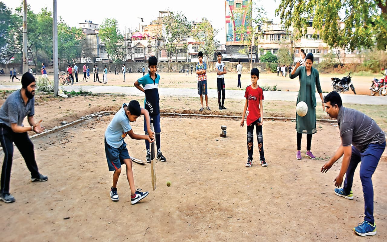 मजे में कट रही गर्मी छुट्टी, मॉर्निंग वॉक के साथ-साथ क्रिकेट, फुटबॉल खेल रहे बच्चे