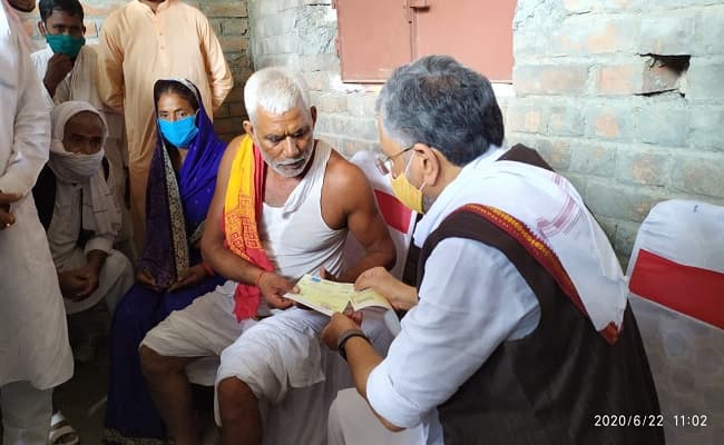 शहीद जय किशोर सिंह के पिता से मिले सुशील मोदी, 36 लाख रुपये का चेक सौंपा