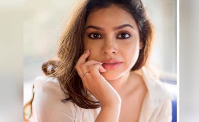 The Kapil Sharma Show : कपिल शर्मा की 'भूरी' ट्रांसपेरेंट ड्रेस में दिखीं बेहद बोल्‍ड, इंटरनेट पर वायरल हुई एक्‍ट्रेस की ये हॉट तसवीरें