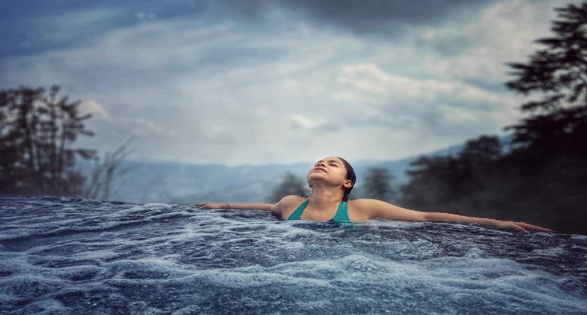 The Kapil Sharma Show की 'भूरी' पहाड़ों के बीच एंजॉय करती दिखी, स्विमसूट में एक्ट्रेस लगी बेहद हॉट