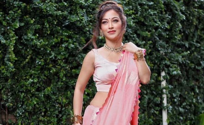 TMKOC: नयी 'अंजलि भाभी' ने सेट से शेयर की ये खास तसवीरें, तारक संग इस अंदाज में आईं नजर