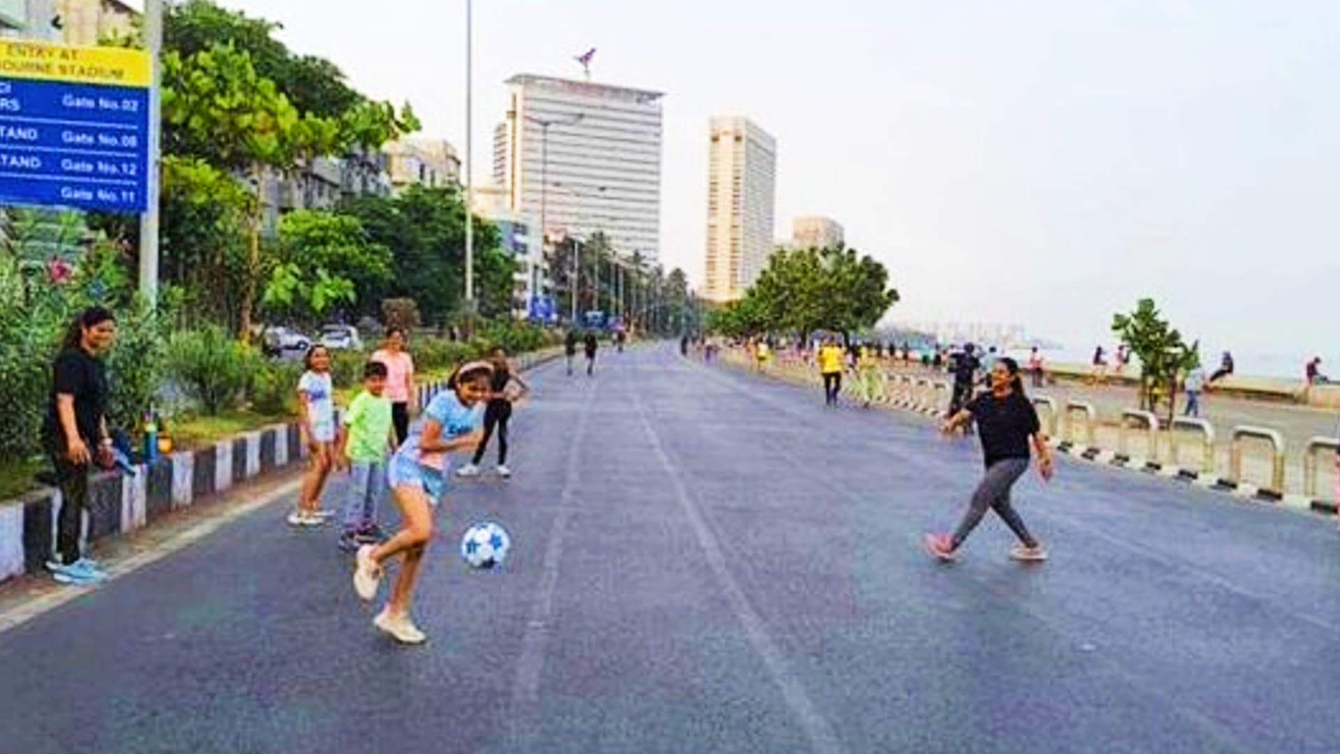 Sunday Street: मुंबई पुलिस ने शुरू की ‘संडे स्ट्रीट’, मौज-मस्ती के लिए घरों से बाहर निकले लोग