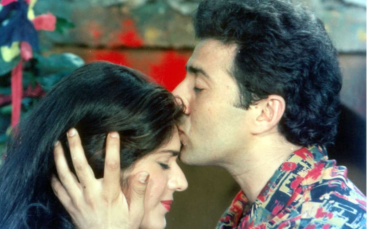 सनी देओल और मीनाक्षी शेषाद्रि के किसिंग सीन पर जब सेंसर बोर्ड ने चला दी थी कैंची, एक्ट्रेस ने बताया...