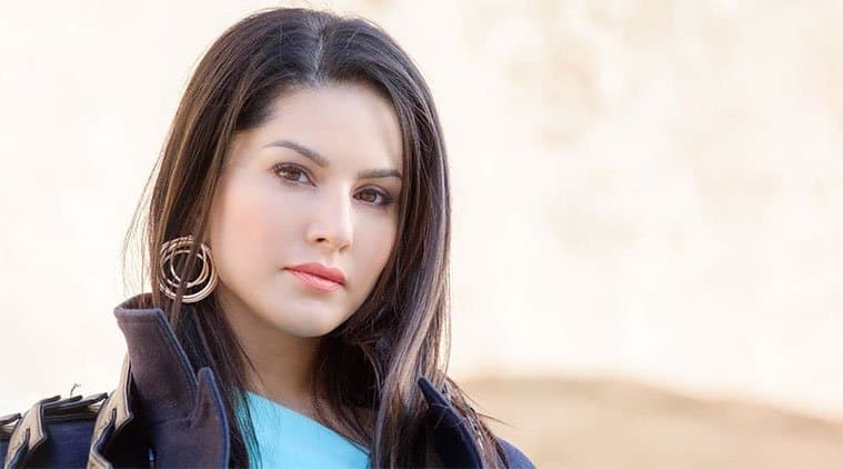 नए घर में शिफ्ट हुईं Sunny Leone, पति डेनियल की गोद में किया गृह प्रवेश