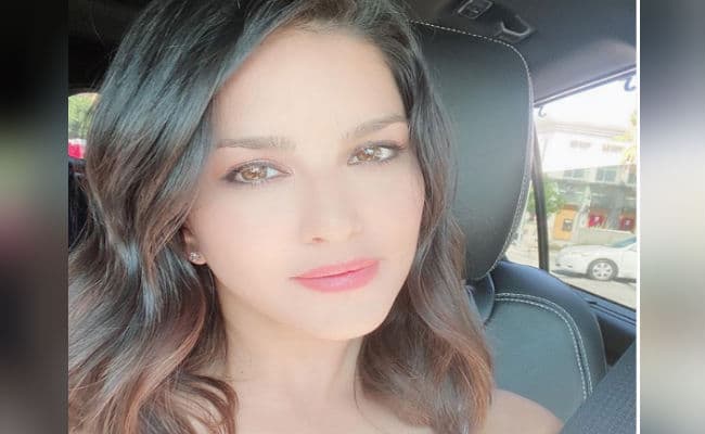 ट्रांसपेरेंट मास्क की वजह से ट्रोल हुई सनी लियोनी, लोगों ने पूछा, 'ये कैसा बिहेवियर है?'